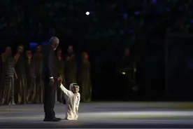 “半身少年”亮相卡塔尔世界杯开幕式 曾与贝克汉姆同场踢球图片