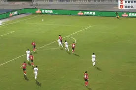 长春亚泰4:1河北队，比赛惊现“扑点-反击破门-点球重罚”神剧情图片