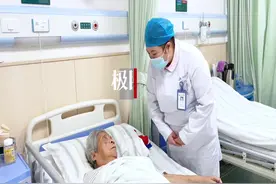 护士陪老人做手指操 是康复训练也是温馨陪伴图片