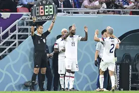 世界杯每场比赛有10名裁判，第四官员不只是“举牌”那么简单图片