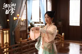 《卿卿日常》里的“搞笑女”是怎么炼成的？专访刘美含：喜剧的外表下是悲剧的内核｜封面会客厅图片