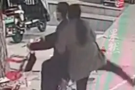 尴尬一幕！骑车出门女子坐下瞬间……图片