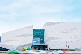 成都自然博物馆开馆 亚洲最大的完整恐龙化石亮相图片