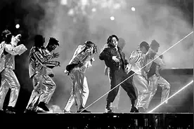 开幕式为何选他同唱主题曲图片