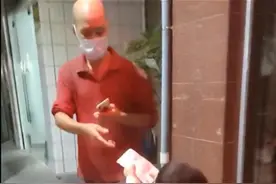 儿子划伤豪车爸爸让其拿现金道歉，“钱飞走了”责任心回来了图片