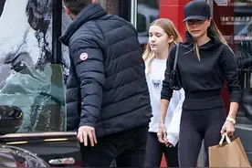 贝克汉姆妻子带女儿上街购物 11岁“小七”打扮休闲活力满满图片