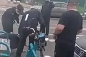 “不要罚我！”杭州一卖盒饭男子下跪求城管，回应：多次试图扶起图片