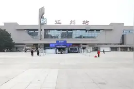 严守交通卡口，筑牢防疫“大门”！在火车站出站口、高速路口拍下的画面……图片