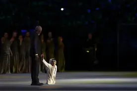 世界杯最先火的竟然是他！开幕式半身登场感动世界，“奇迹男孩”如何创造奇迹？图片