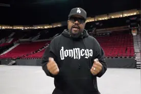 美国歌手拒绝接种疫苗，痛失900万美元图片