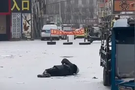 老人雪天滑倒外卖小哥经过扶起老人，老人：我不会讹你的图片