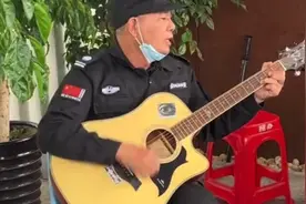 一首《海阔天空》一把吉他，高校保安抱着吉他弹唱惊艳了图片