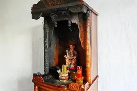 神龛突然着火！幸好下了一场“及时雨”……图片