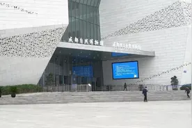 亚洲最大的完整恐龙化石亮相成都自然博物馆图片