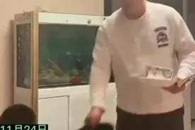 孩子以上课之名玩手机，爸爸：你糊弄我，我也糊弄你图片