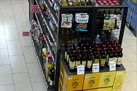 宁波一对情侣“偷龙转凤”，盗走超市专柜3瓶高档白酒图片