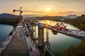 河南：许昌至信阳高速公路溱头河大桥顺利合龙图片