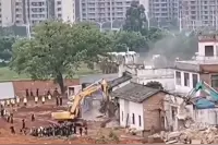 赣州男子为保祖屋停车拦路砸围挡获刑一年半，街道办强拆被判违法视频封面