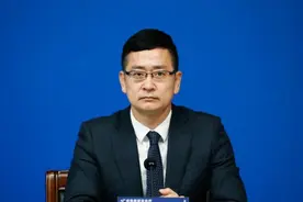 广州海珠包车、大巴、高铁闭环转接，累计疏解1555人返乡图片