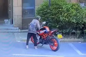 “老人推倒摩托车”案告一段落：法院强制执行，16704元维修款已被划扣图片