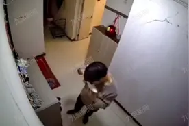 男子偷闻门口女鞋被监控全程拍下，业主：已报警并加装监控，警方称其已回老家图片