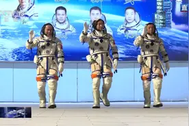 航天员费俊龙、邓清明、张陆！神十五深夜出征视频封面