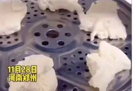 女子在家蒸馒头吃，面团还挺争气自己努力长成了馒头的样子图片