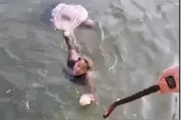 年轻女子跳河救起落水老人，送医救治后默默离开，同行者：行为勇敢值得点赞图片