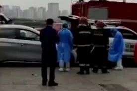 前车女子后备箱取物，后车女司机追尾致其身亡图片