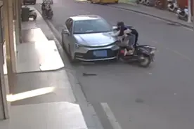 无证驾驶无牌摩托车，不戴头盔还违法载人图片