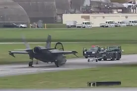 驻日美军F35战机发生事故：跑道上摇摇晃晃 机头砸向地面图片