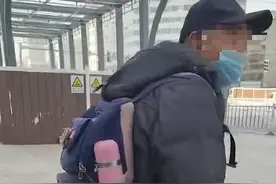 兰州一老人在垃圾桶里找吃的，路人见状赠送一大袋面包图片