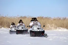 -30℃！边防官兵驾驶摩托雪橇巡边关图片