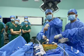 22岁小伙在足浴店按摩腰部，险些把肾脏“按丢了”图片