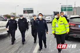 风雪中，你的守护好温暖——常德各地交警迎战低温雨雪天气保畅通护民安图片