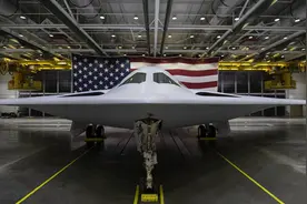 美国B-21战略轰炸机“突袭者“亮相图片