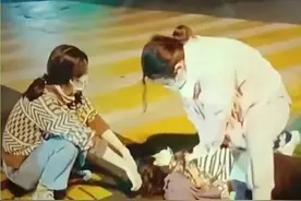 江夏两名护士街头跪地救人，家人送锦旗表感谢图片