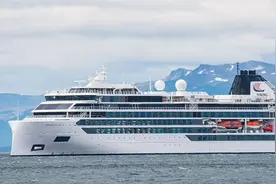 豪华游轮驶往南极时遭超级巨浪袭击，一美国女子身亡，另4人受伤图片