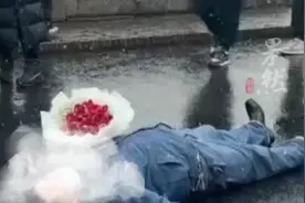 女主播拒见面，男子捧玫瑰躺在雪中俩小时，后来被民警带走图片