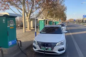 电动车主困在冬天里：续航里程腰斩，凌晨3点起床苦等充电图片