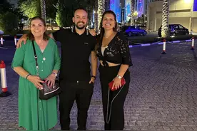 C罗亲友团来了！Factos哥晒合照：左罗妈、右罗姐，三人开心合影图片