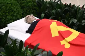 习近平等党和国家领导同志到医院为江泽民同志送别并护送遗体到八宝山火化图片