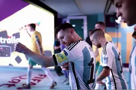 记者：阿根廷对荷兰将穿主场球衣，搭配白色短裤+白色球袜图片