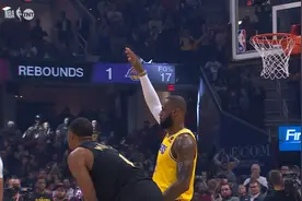 氛围炸裂！骑士播放16夺冠瞬间致敬詹姆斯 后者飞吻回应图片