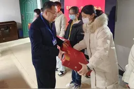 长沙高校为学生送厚毛毯，现场领导老师自掏腰包传递爱心图片