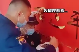 哭笑不得！熊孩子头卡电饭煲，消防员都看懵了图片