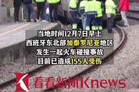 西班牙发生火车相撞事故 受伤人数上升至155人图片