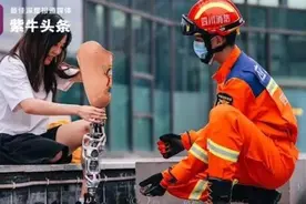 “蓝朋友”成了男朋友！曾在上海时装周走秀的汶川地震幸存女孩，与消防员在一起了图片