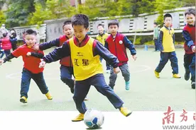 足球少年驰骋绿茵场图片