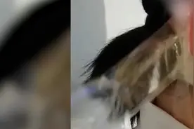 妹妹拍证件照无法露出耳朵，姐姐用透明胶带帮忙扯出